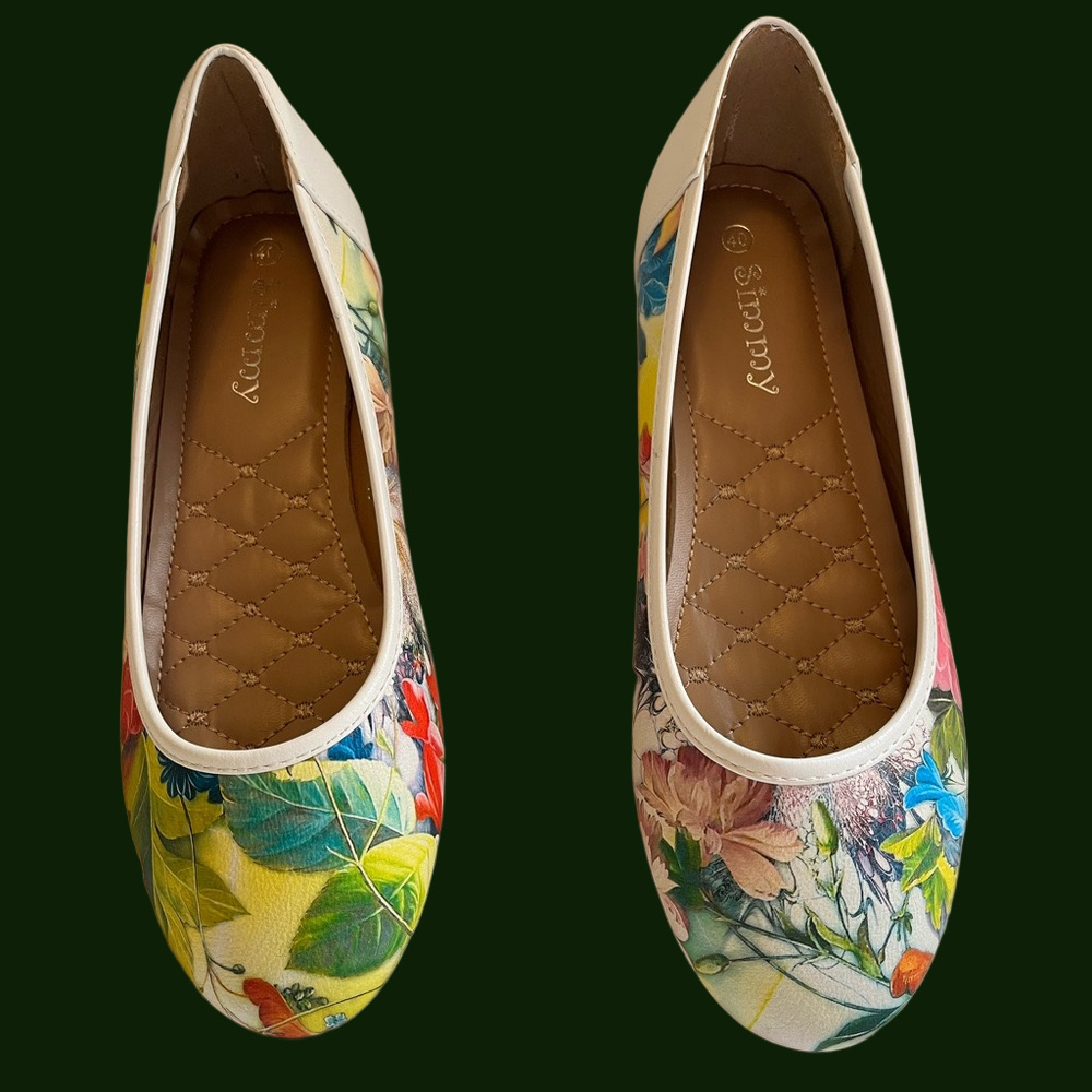 White Floral Ballet Flats in Gorgeous Asymmetrical Floral Design, like new - Picture 4 of 13